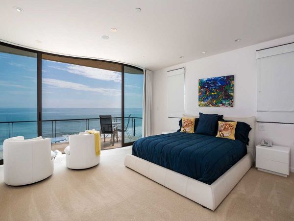 Oceanfront Luxury Home with 3 Bedrooms in Malibu