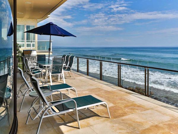 Oceanfront Luxury Home with 3 Bedrooms in Malibu