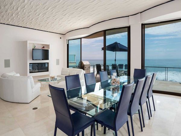 Oceanfront Luxury Home with 3 Bedrooms in Malibu