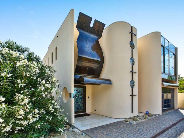 Oceanfront Luxury Home with 3 Bedrooms in Malibu