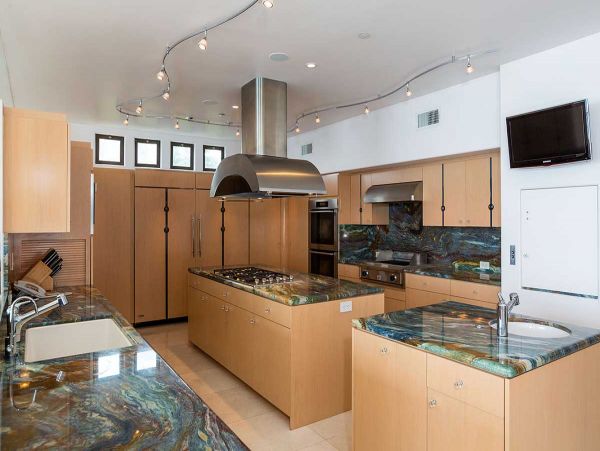 Oceanfront Luxury Home with 3 Bedrooms in Malibu