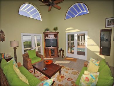 Tropical Peaceful 2 Bedroom + Den Home Great Klein Bay Views