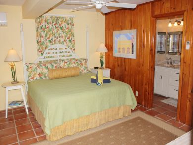 Tropical Peaceful 2 Bedroom + Den Home Great Klein Bay Views