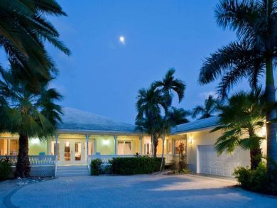 Oceanfront Four Bedroom Beach. Rental Home in Cayman Islands