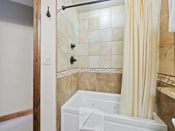 Luxury Vail Vacation Residence Sleeps 5 Walk to Lifts