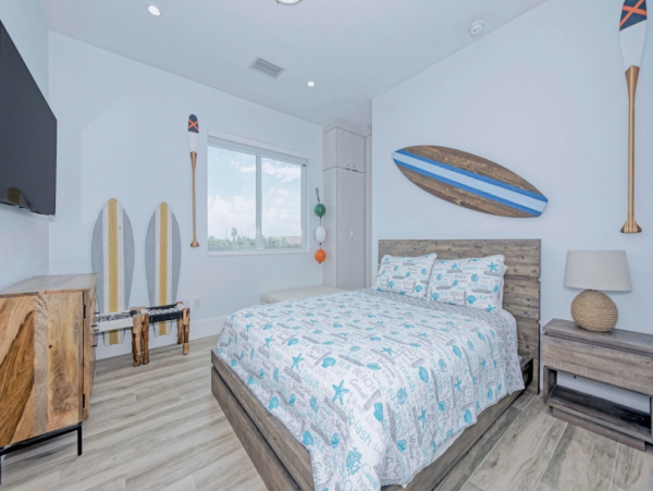 Luxurious 4-Bedroom Retreat in Marathon - Private Pool & Dock