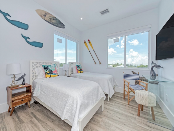 Luxurious 4-Bedroom Retreat in Marathon - Private Pool & Dock