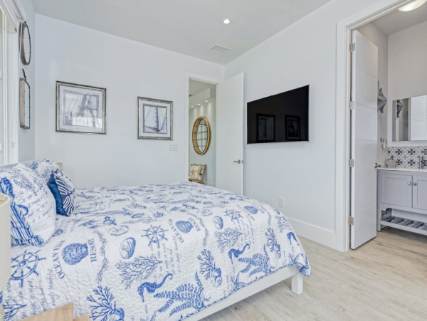 Luxurious 4-Bedroom Retreat in Marathon - Private Pool & Dock