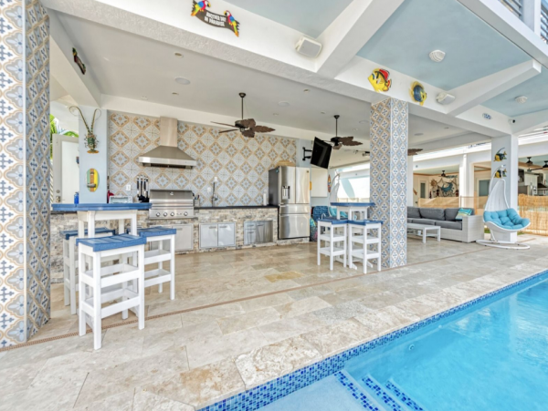 Luxurious 4-Bedroom Retreat in Marathon - Private Pool & Dock