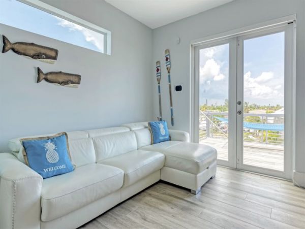 Luxurious 4-Bedroom Retreat in Marathon - Private Pool & Dock