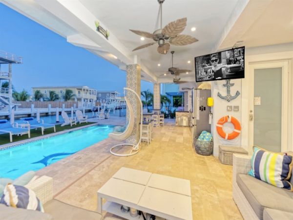 Luxurious 4-Bedroom Retreat in Marathon - Private Pool & Dock