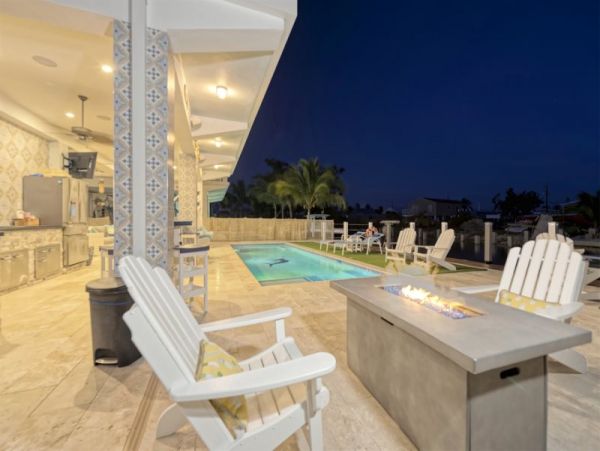 Luxurious 4-Bedroom Retreat in Marathon - Private Pool & Dock