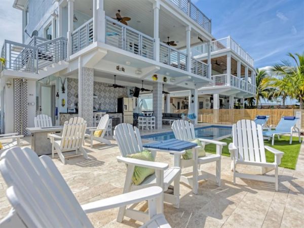 Luxurious 4-Bedroom Retreat in Marathon - Private Pool & Dock
