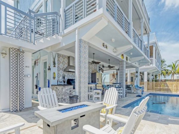 Luxurious 4-Bedroom Retreat in Marathon - Private Pool & Dock