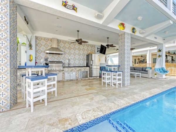 Luxurious 4-Bedroom Retreat in Marathon - Private Pool & Dock