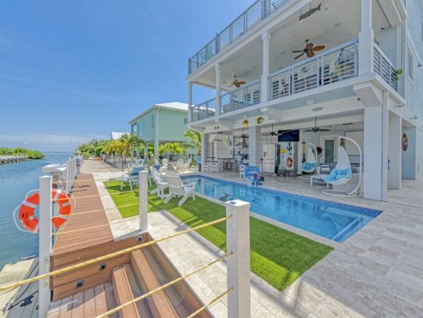 Luxurious 4-Bedroom Retreat in Marathon - Private Pool & Dock