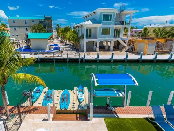 Luxurious 4-Bedroom Retreat in Marathon - Private Pool & Dock