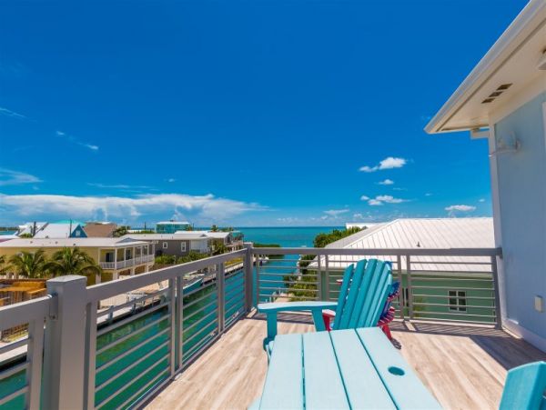 Luxurious 4-Bedroom Retreat in Marathon - Private Pool & Dock