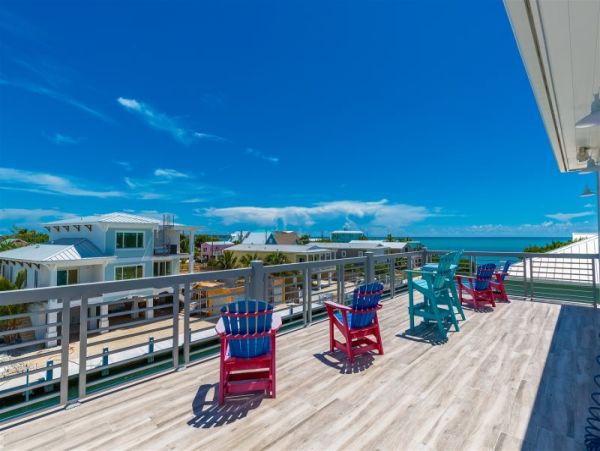 Luxurious 4-Bedroom Retreat in Marathon - Private Pool & Dock