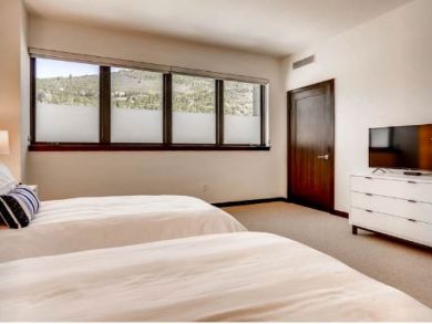 Vail Vacation Condo Sleeps 6 Walk to Lifts, Mountain Views