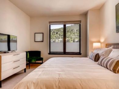 Vail Vacation Condo Sleeps 6 Walk to Lifts, Mountain Views