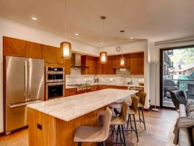 Vail Vacation Condo Sleeps 6 Walk to Lifts, Mountain Views