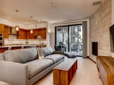 Vail Vacation Condo Sleeps 6 Walk to Lifts, Mountain Views