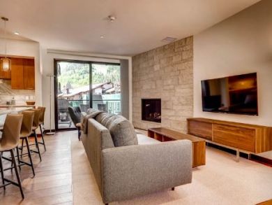 Vail Vacation Condo Sleeps 6 Walk to Lifts, Mountain Views