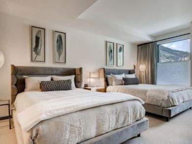 Vail Vacation Condo Sleeps 6 Mountain Views & Walk to Lifts