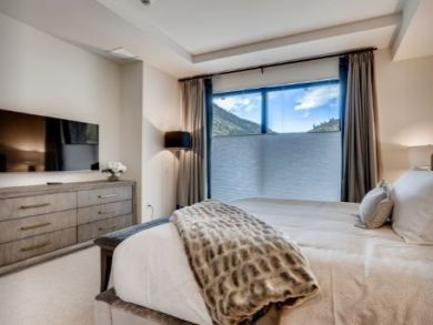 Vail Vacation Condo Sleeps 6 Mountain Views & Walk to Lifts
