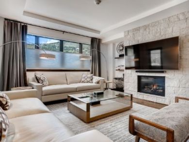 Vail Vacation Condo Sleeps 6 Mountain Views & Walk to Lifts
