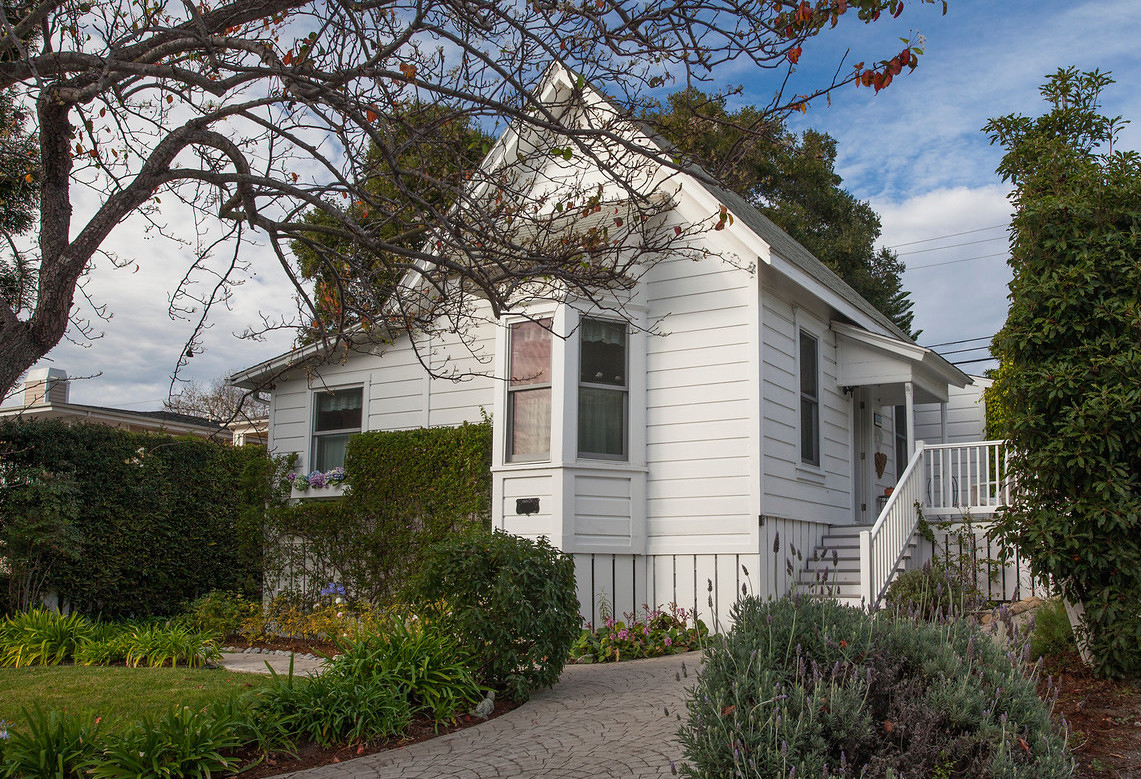 Great Summerland Vacation Cottage Sleeps 6 Walk to Beach
