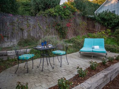 Great Summerland Vacation Cottage Sleeps 6 Walk to Beach