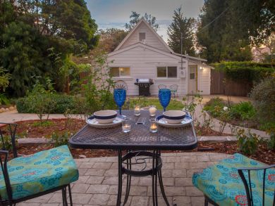 Great Summerland Vacation Cottage Sleeps 6 Walk to Beach