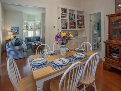Great Summerland Vacation Cottage Sleeps 6 Walk to Beach