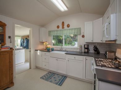 Great Summerland Vacation Cottage Sleeps 6 Walk to Beach