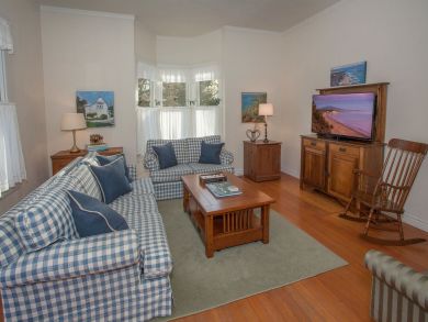 Great Summerland Vacation Cottage Sleeps 6 Walk to Beach