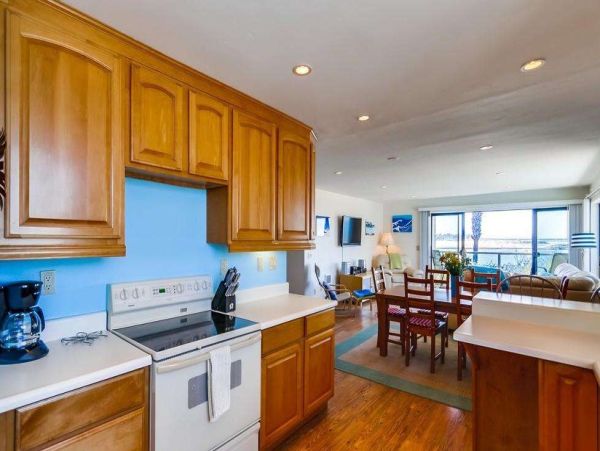 3+ Bedrooms Steps from the Ocean Vacation Condo in Mission Beach