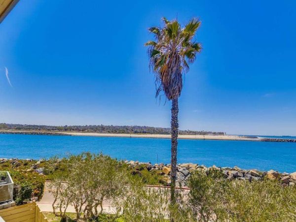 3+ Bedrooms Steps from the Ocean Vacation Condo in Mission Beach