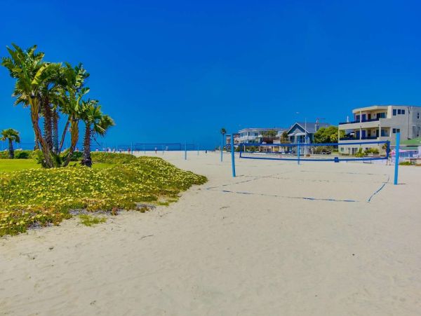 3+ Bedrooms Steps from the Ocean Vacation Condo in Mission Beach