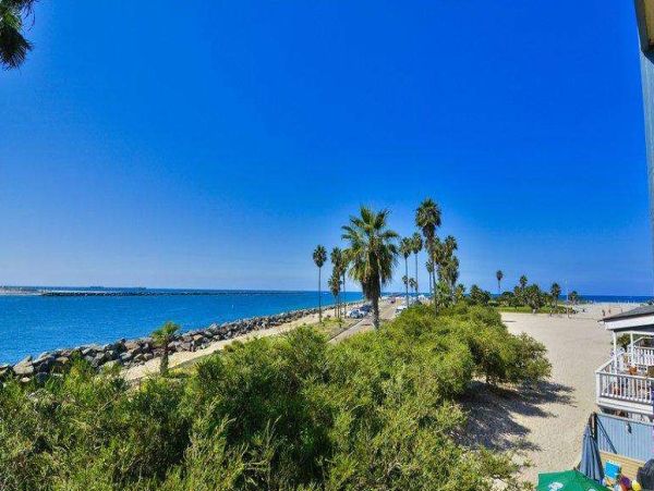 3+ Bedrooms Steps from the Ocean Vacation Condo in Mission Beach