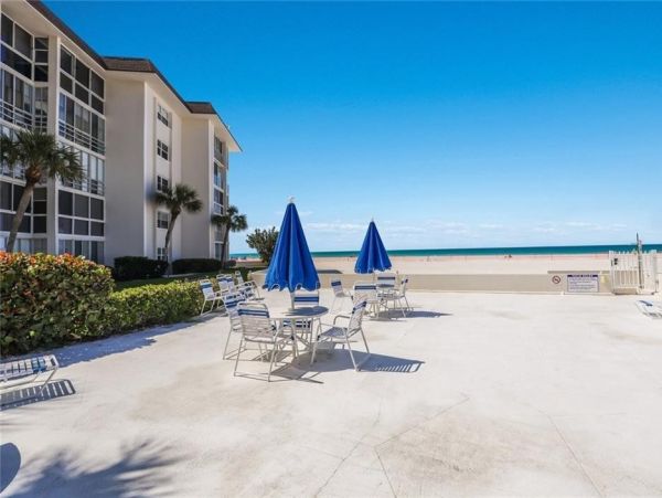 Beachfront Two Bedroom Vacation Condo in Lido Key Sleeps 4