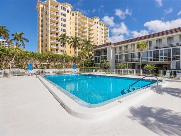 Beachfront Two Bedroom Vacation Condo in Lido Key Sleeps 4