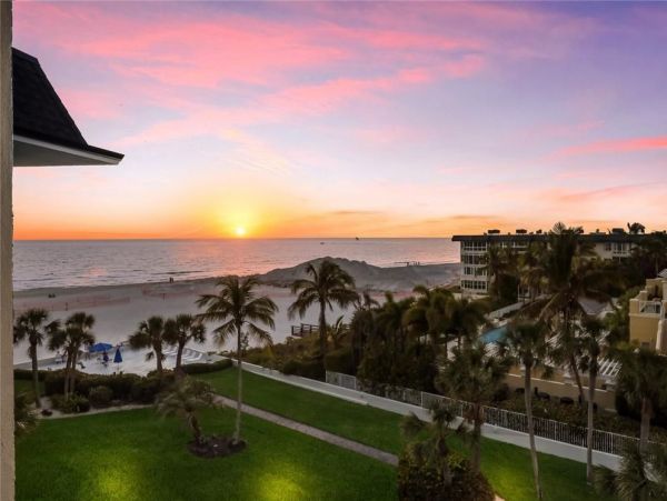 Beachfront Two Bedroom Vacation Condo in Lido Key Sleeps 4