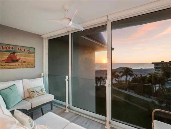 Beachfront Two Bedroom Vacation Condo in Lido Key Sleeps 4