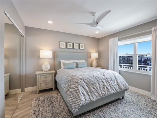Beachfront Two Bedroom Vacation Condo in Lido Key Sleeps 4