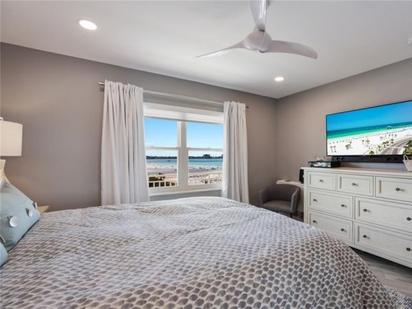 Beachfront Two Bedroom Vacation Condo in Lido Key Sleeps 4