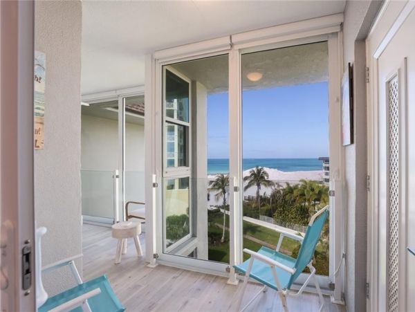 Beachfront Two Bedroom Vacation Condo in Lido Key Sleeps 4