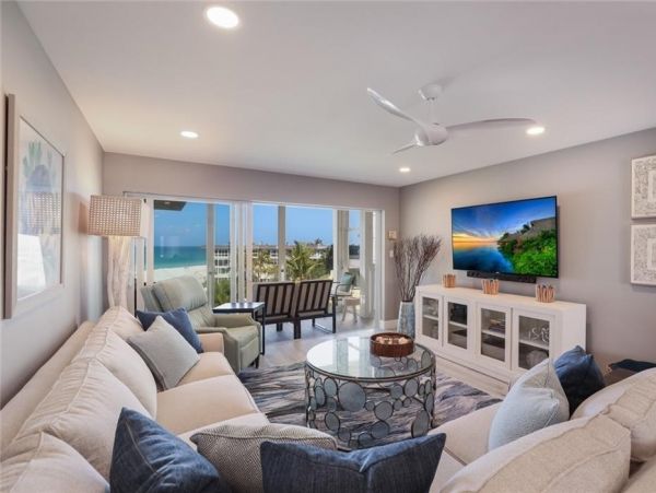 Beachfront Two Bedroom Vacation Condo in Lido Key Sleeps 4