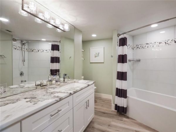 Beachfront Two Bedroom Vacation Condo in Lido Key Sleeps 4